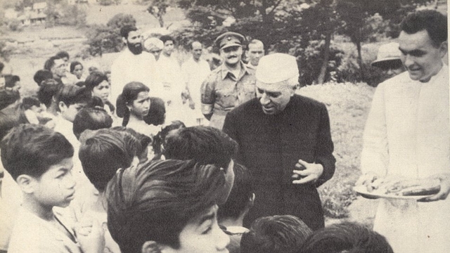 Nehru distributes sweets among children at <a href="https://en.wikipedia.org/wiki/Nongpoh">Nongpoh</a>, Meghalaya