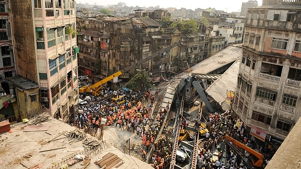 Kolkata flyover collapse (Subhankar Chakraborty/Hindustan Times via Getty Images)