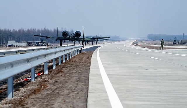 A-10 Thunderbolt II aircraft takes off from the autobahn A29 near Ahlhorn city during NATO exercise <i>“Highway 84”</i>/Courtesy Wikimedia Commons
