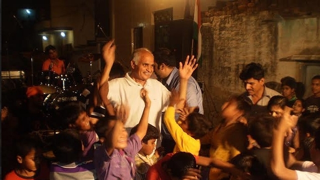 Nahar Singh With Pak Hindu Children.