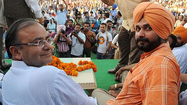 Arun Jaitley (L) and Navjot Singh Sidhu (R) (NARINDER NANU/AFP/Getty Images)