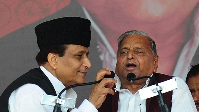 Azam Khan (L) and Mulayam Singh Yadav (Sanjay Kanojia/AFP/Getty Images)&nbsp;