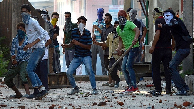 ‎ Kashmiri
protestors hold rocks as they clash with Indian security forces in Batmaloo
area. Photo credit: TAUSEEF MUSTAFA/AFP/GettyImages &nbsp; &nbsp;  