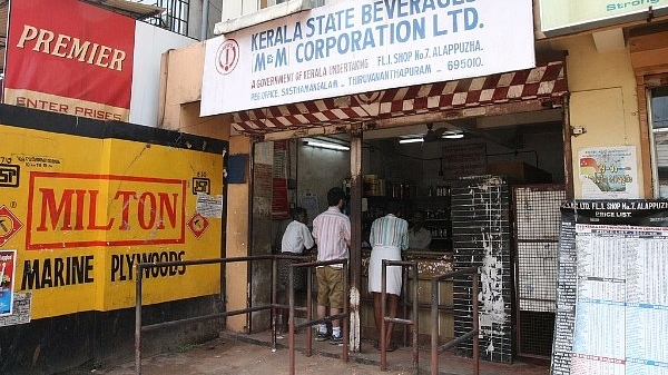 Retail outlet of Kerala State Beverages at Allapuzha (Kjetil Ree/Wikimedia Commons)