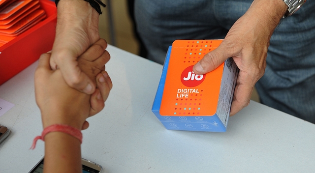 A customer shaking hands after purchasing a Jio device/Indraneel Mukherjee, Getty Images