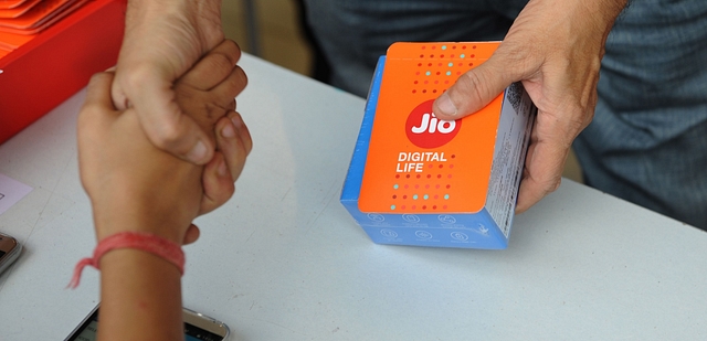 A customer shaking hands after purchasing a Jio device. Photo credit: Indraneel Mukherjee/GettyImages