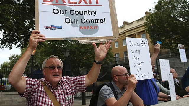 A man carrying an anti-EU pro-Brexit placard (JUSTIN TALLIS/AFP/Getty Images)