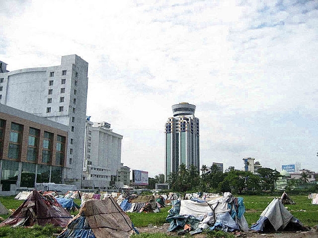 Slums and high-rise commercial buildings in Kochi, Kerala (Ranjith K R/Flickr/Wikimedia Commons)