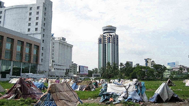 Slums and high-rise commercial buildings in Kochi, Kerala. (Ranjith K R/Flickr/Wikimedia Commons)