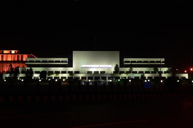 A night shot of the Parliament House, Islamabad (Waqas Usman/Wikimedia Commons)