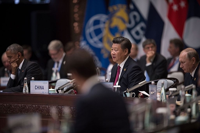 Chinese President Xi Jinping (C) gives a speech whilst US President Barack Obama (L) and Russia’s President Vladimir Putin (R) listen. (NICOLAS ASFOURI/AFP/Getty Images)&nbsp;