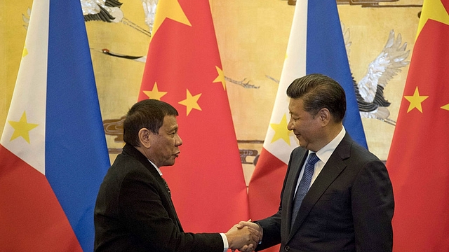 Philippines’ President Rodrigo Duterte (L) and his Chinese counterpart Xi Jinping  in Beijing on October 20, 2016 (AFP/Getty Images) 