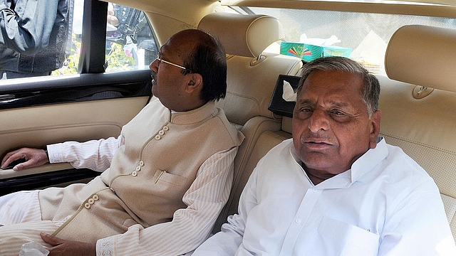 Amar Singh (L) and Mulayam Singh Yadav (PRAKASH SINGH/AFP/Getty Images)