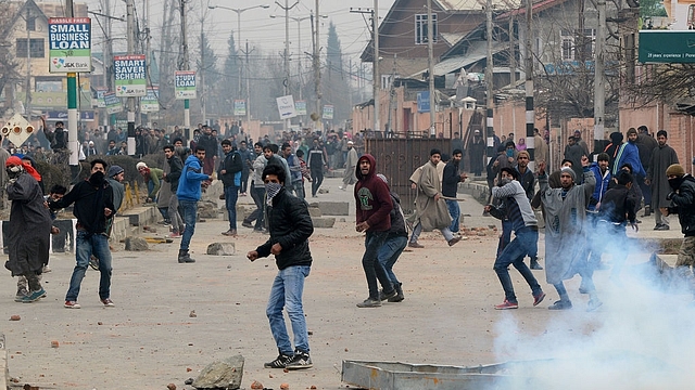 Kashmiri protesters clash with Indian security personnel. (TAUSEEF MUSTAFA/AFP/Getty Images)