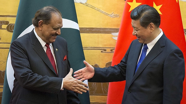 Pakistan President Mamnoon Hussain (L) attends a signing ceremony with Chinese President Xi Jinping (ADRIAN BRADSHAW/AFP/Getty Images)