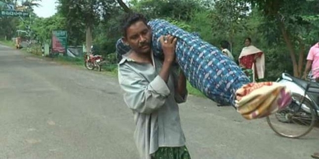 Majhi carrying his wife’s body. Photo credit: YouTube