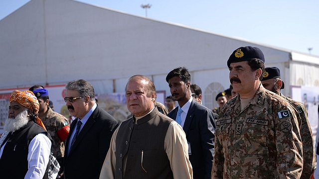 Pakistan’s Prime Minister Nawaz Sharif (C) and outgoing Army Chief Raheel Sharif (R) (AAMIR QURESHI/AFP/Getty Images)