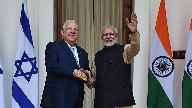 Prime Minister Narendra Modi (R) shakes hands with Israeli President Reuven Rivlin (MONEY SHARMA/AFP/Getty Images)