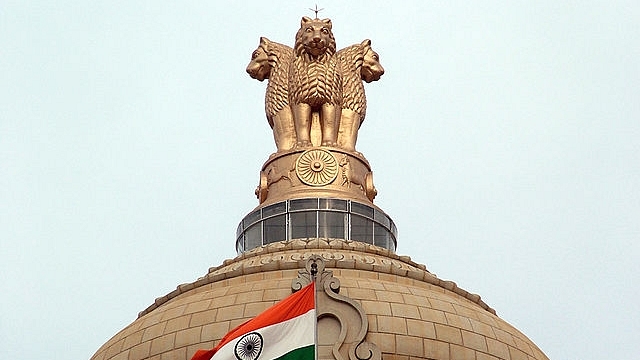 Indian flag and the State Emblem atop Vidhana Soudha in Bengaluru (Mellisa Anthony Jones/Wikimedia Commons)