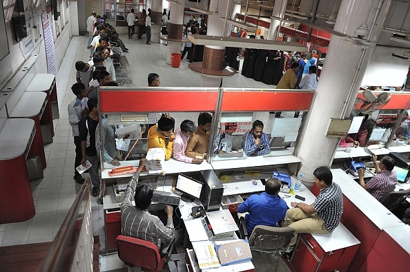 Customers exchange Rs 500 and Rs 1,000 currency notes at a head post office in Hyderabad. Photo credit: NOAH SEELAM/AFP/GettyImages