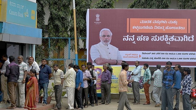 Indian residents queue near an ATM counter at an Indian bank to try to withdraw money in Bangalore. (MANJUNATH KIRAN/AFP/Getty Images)