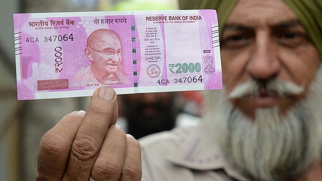 A man with a Rs 2,000 note.(representative image) (NARINDER NANU/AFP/Getty Images)