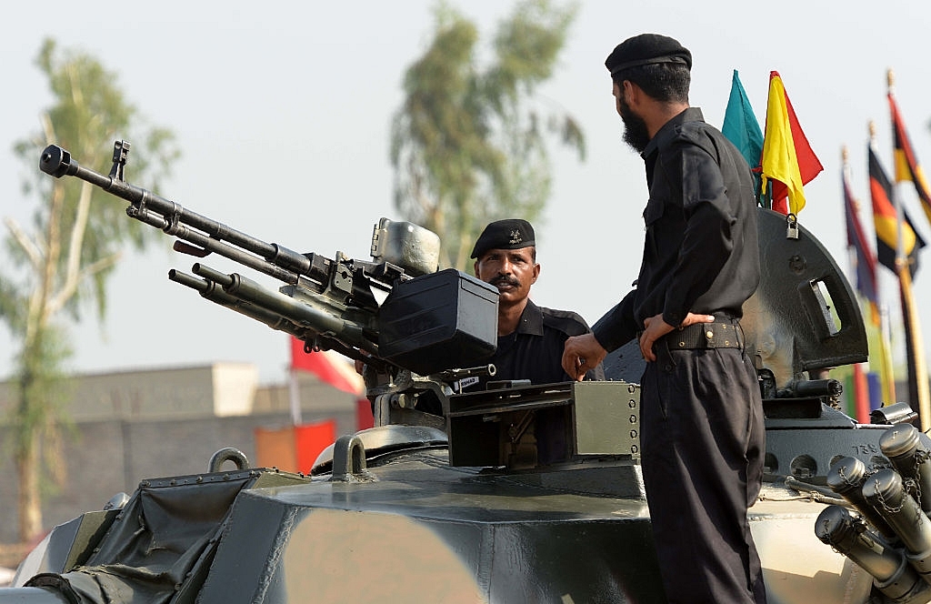 Pakistani army soldiers adjust a tank (A MAJEED/AFP/Getty Images)