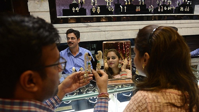 Indian shoppers look for gold jewellery and ornaments. (NARINDER NANU/AFP/Getty Images)