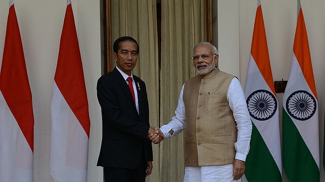 Prime Minister Narendra Modi (R) with Indonesia President Joko Widodo before a meeting at the Hyderabad House, New Delhi. (MONEY SHARMA/AFP/Getty Images)