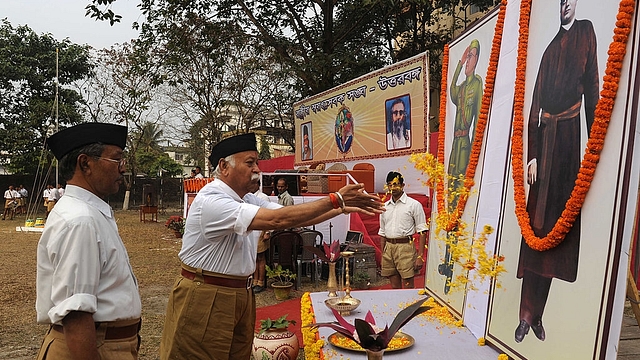 RSS chief Mohan Rao Bhagwat (C) pays his respects to Netaji Subhas Chandra Bose and Swami Vivekananda. (DIPTENDU DUTTA/AFP/Getty Images)