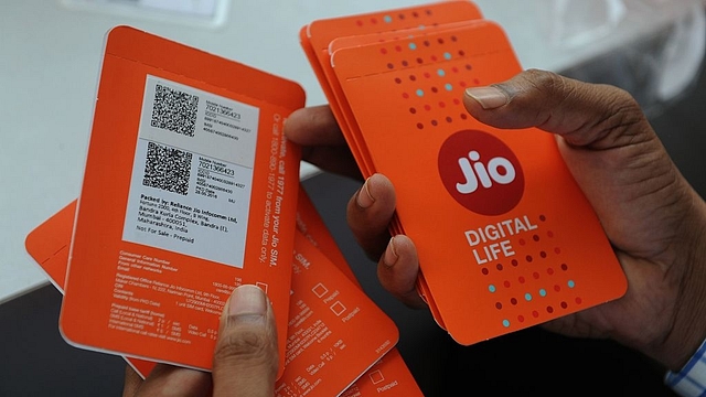 A customer selects his number of Jio 4G mobile services in Mumbai.
(INDRANIL MUKHERJEE/AFP/GettyImages)