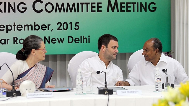 
Sonia Gandhi talks with Rahul Gandhi and A K Antony during a CWC meeting. (RAVEENDRAN/AFP/GettyImages)

