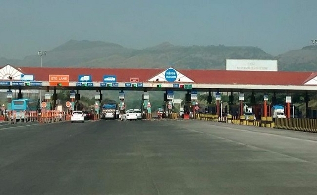 ETC-compliant toll plaza on the Mumbai-Pune Expressway (Srikanth Ramakrishnan/Wikimedia Commons)