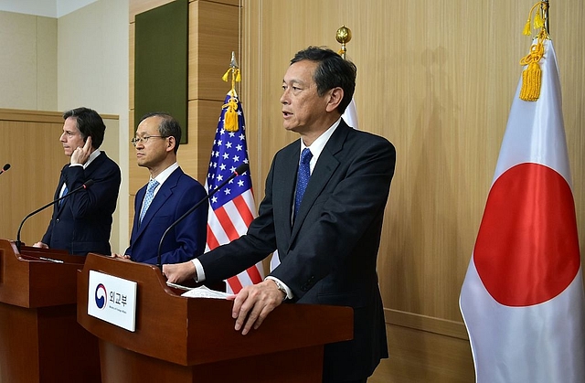 Japanese Vice Foreign Minister Akitaka Saiki (R), South Korean Vice Foreign Minister Lim Sung-Nam (C) and US Deputy Secretary of State Tony Blinken (L) at a joint press conference in Seoul, 2016. Photo credit: JUNG YEON-JE/AFP/Getty Images