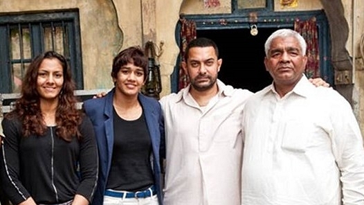 Aamir Khan with Mahavir
Singh Phogat and his daughters.&nbsp;