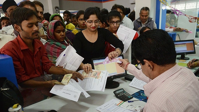 Post office customers exchange notes following note ban. (GettyImages)