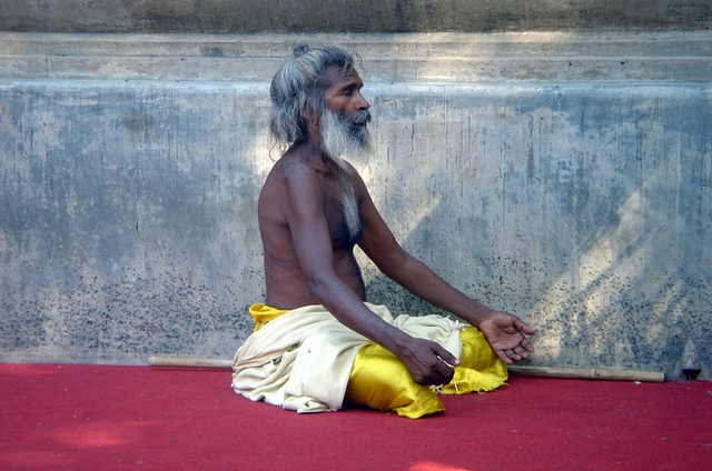 A holy man in meditation near Mahabodhi Temple, Bodh Gaya, India (Wise Droid/Wikimedia Commons)