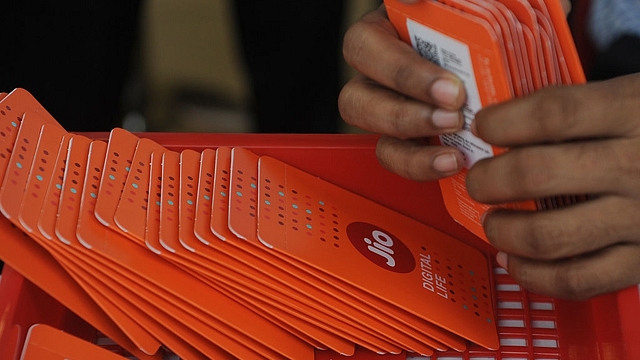 A staff member arranges Reliance Jio Infocomm 4G mobile service SIM cards at a store in Mumbai. (INDRANIL MUKHERJEE/AFP/Getty Images)