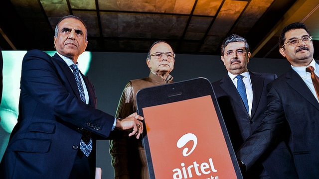 Bharti Enterprises founder and chairman Sunil Bharti Mittal, Union Finance Minister Arun Jaitley and vice chairman and managing director of Kotak Mahindra Bank, Uday Kotak during the launch of Airtel Payments Banks in New Delhi. (CHANDAN KHANNA/AFP/GettyImages)