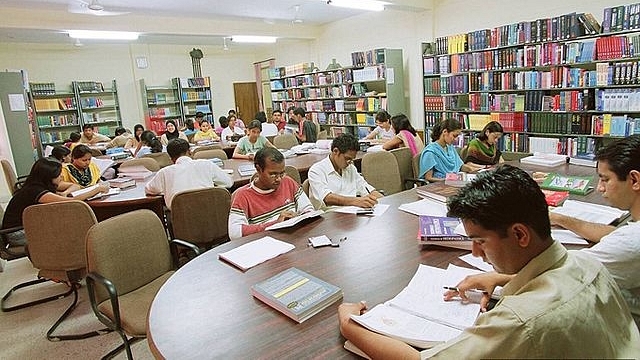 The inside view of a library in a government college (Dr Deanndamon/Wikimedia Commons)