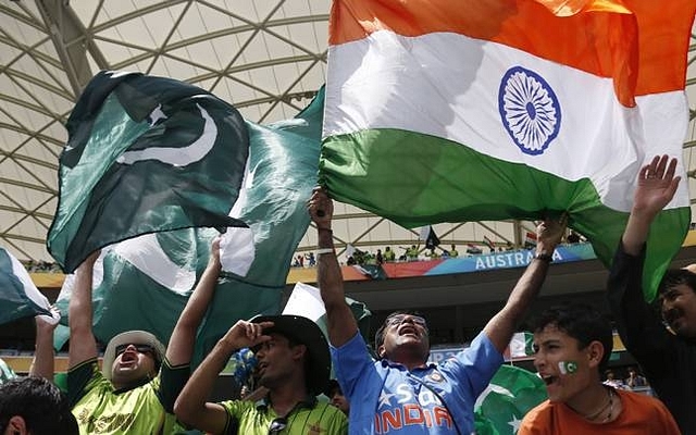 Indian and Pakistani fans during a cricket match (pic via Facebook)