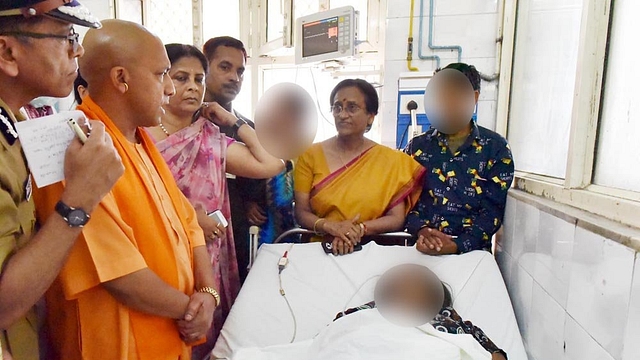 UP CM Yogi Adityanath meeting a acid attack victim in Hospital (Source: CM Adityanath’s <a href="https://twitter.com/myogiadityanath/status/845272223158091776">tweet</a>)