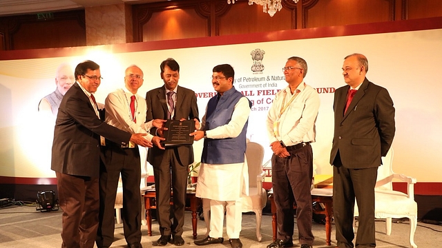 Dharmendra Pradhan presided over the signing of contracts for discovered small field bid 2016 at New Delhi. (Dharmendra Pradhan/Twitter)