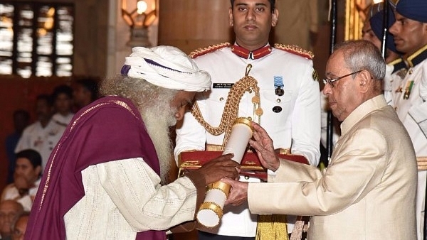 President Pranab Mukherjee presents the Padma Vibhushan award to Sadhguru Jagadish Vasudev at a Civil Investiture Ceremony in New Delhi. (PIB India)