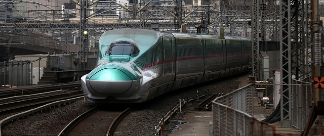 A Bullet Train pulls into Tokyo Station. (Photo Credit: Carl Court/Getty Images)