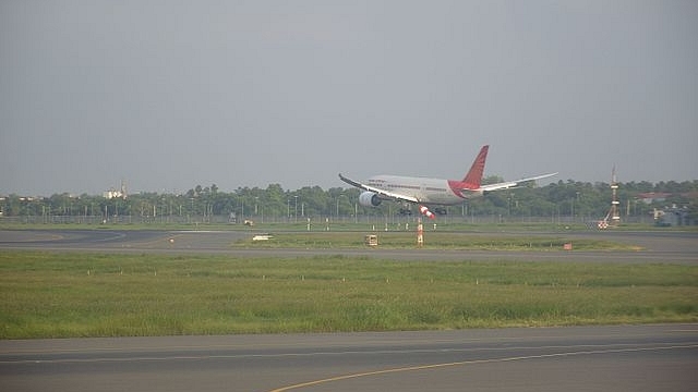 Airplane taking off from an airport runway (Biswarup Ganguly/Wikimedia Commons)