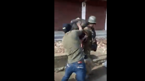 A jawan being attacked by a Kashmiri youngster. (YouTube)