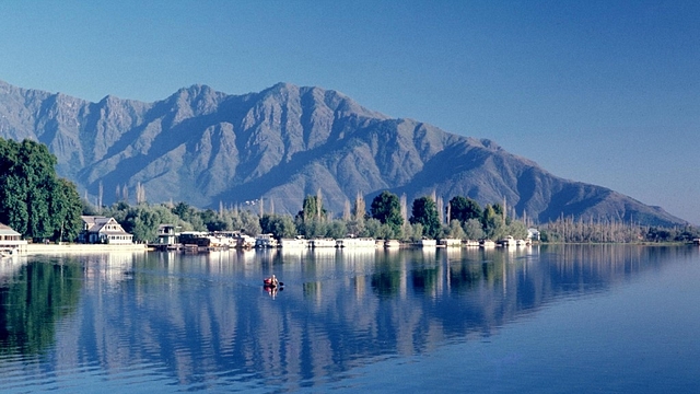 The Dal Lake in Kashmir (@AkbarKashmir / Twitter)