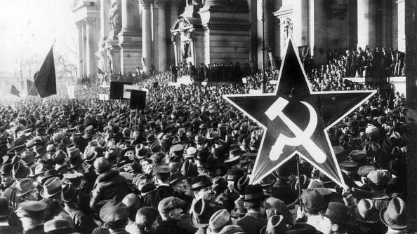 A demonstration by German communists during the Revolution following Germany’s defeat in the First World War. (Hulton Archive/Getty Images)