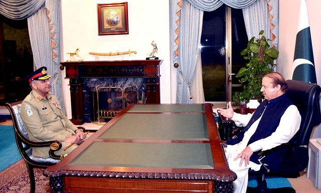 Pakistan’s Prime Minister Nawaz Sharif (R) talks with Army 

Chief Qamar Bajwa.

